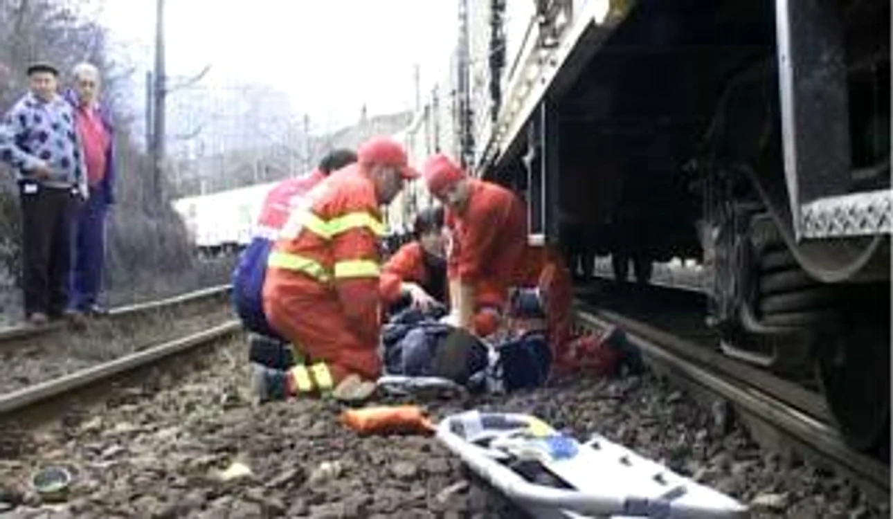 
    Mecanicul trenului a povestit că a avertizat sonor victima că va fi lovită, dar aceasta nu a dat nici un semn că aude  