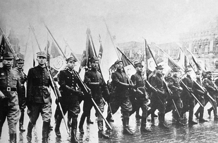 Soldaţii din armata poloneză cu steagurile germane capturate, la parada Victoriei de la Moscova