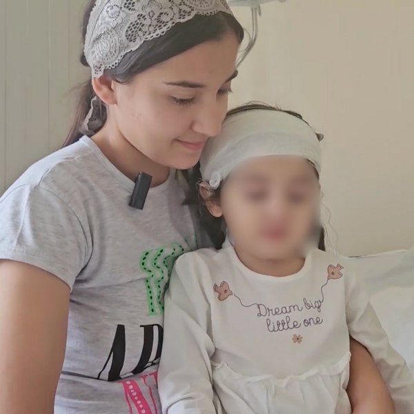 Miracolul micuței Erika, fetița de trei ani cu tumoare gigant pe creier. Ce spun medicii despre operație