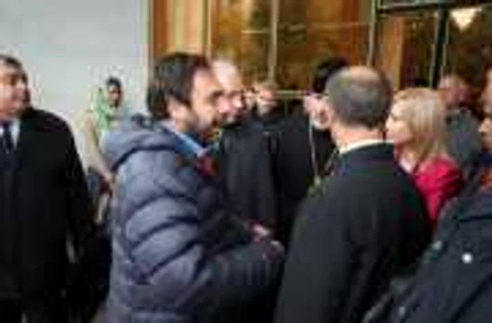 Deputaţii comunişti au făcut zid viu la intrarea în Parlament, protejându-i pe manifestanţi. FOTO Tudor Iovu