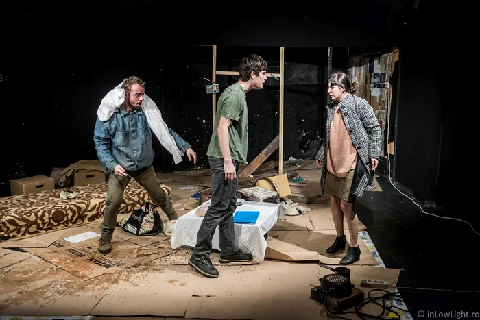 George Constantinescu, Rareş Andrici şi Mihaela Popa în „Dureri fantomă” Fotografii :teatruldeartă.ro