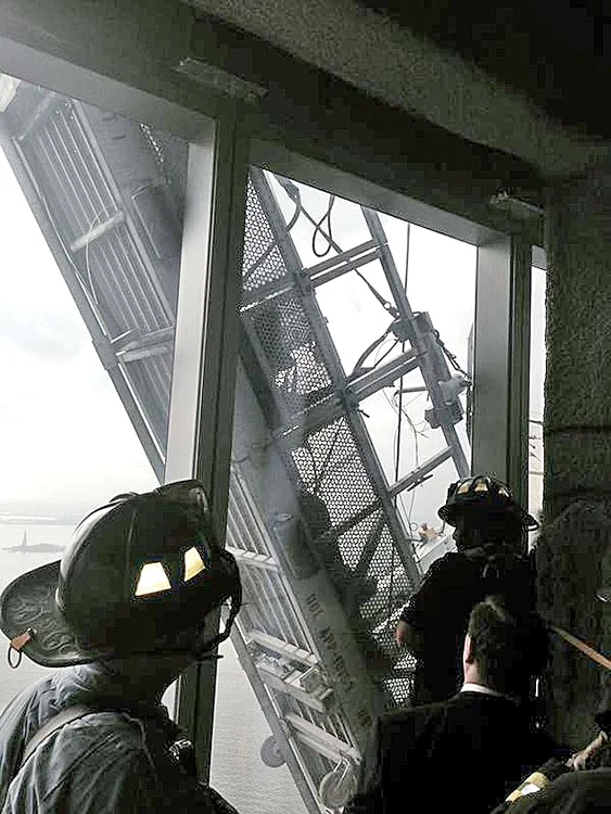 Pompierii au tăiat geamurile groase ale clădirii