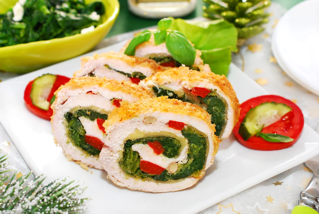 
    Ruladă din piept de pui cu ciuperci şi caşcaval  