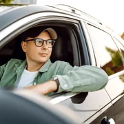 sofer volan ochelari shutterstock1 jpeg