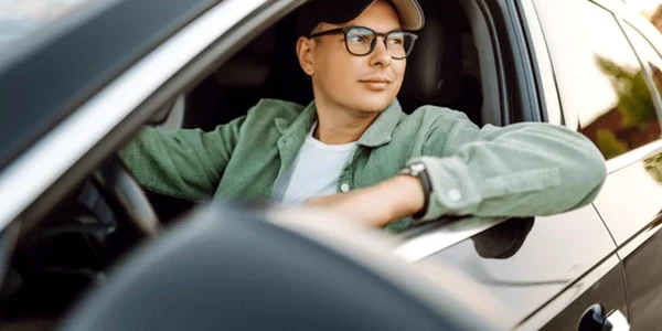 sofer volan ochelari shutterstock1 jpeg