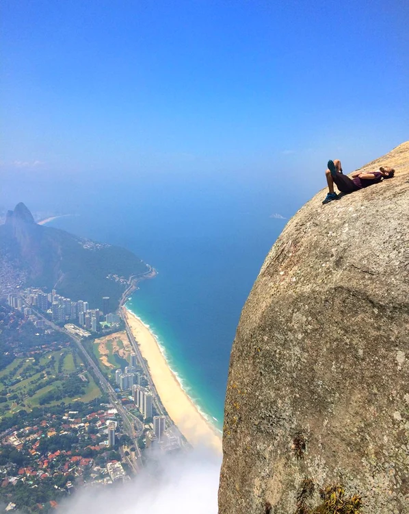 Din vârful muntelui Pedra da Gavea se văd orașul și Oceanul Atlantic