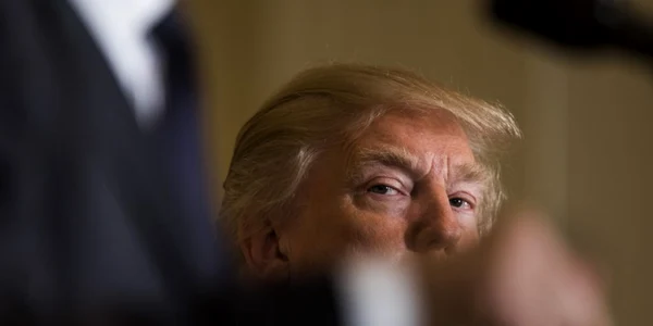Preşedintele american Donald J Trump îl ascultă pe secretarul general al NATO Jens Stoltenberg în timpul unei conferinţe de presă în Sala de Est a Casei Albe din Washington DC Statele Unite ale Americii EPA / Jim Lo Scalzo