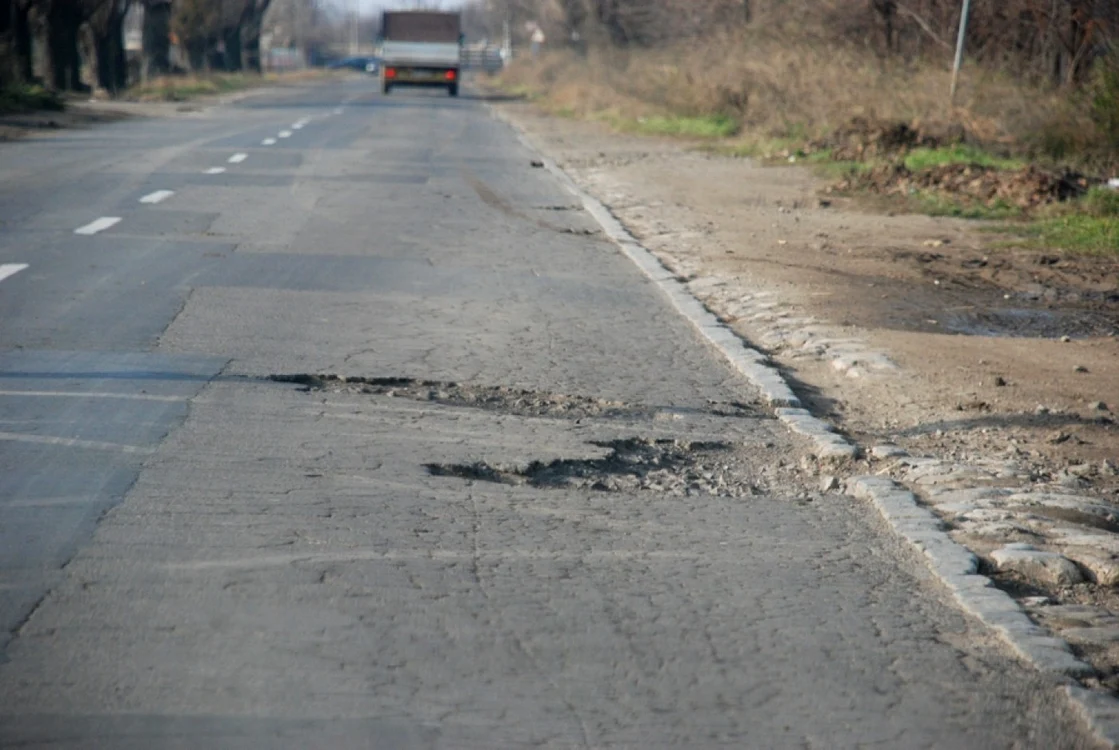Gropile de la ieşirea din municipiul Brăila pun în pericol traficul auto FOTO Florentin Coman