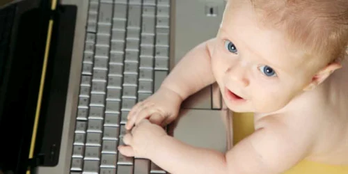 Părinţii le deschid  bebeluşilor adrese de e-mail  chiar înainte ca aceştia să poată folosi  calculatorul Foto: SHUTTERSTOCK