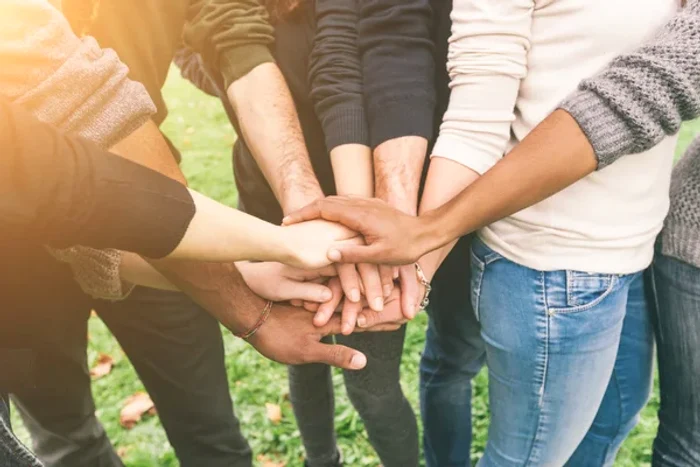 Fecioarele se bucură de compania prietenilor Sursă foto: Pixabay.com