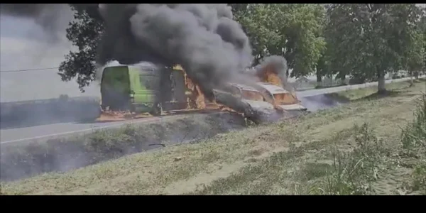 Două autoturisme şi un microbuz s-au ciocnit şi au luat foc, pe DN 79, în Bihor