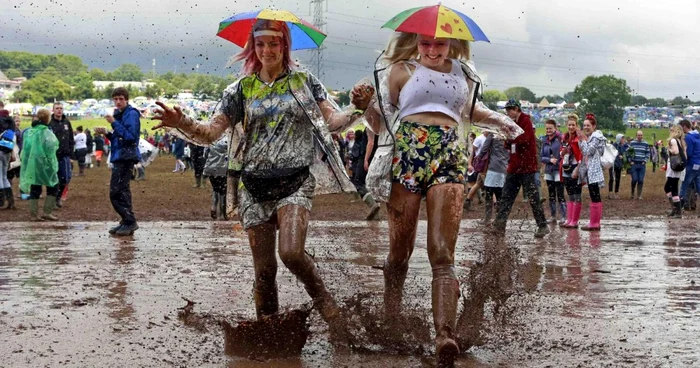Băile de nămol sunt obligatorii la Glastonbury FOTO Wire Photos/Reuters