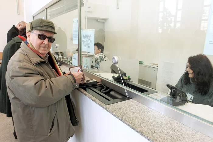 
    Bucureşteanul ne arată mândru că a scăpat de grija impozitelor pe anul acestaFoto: Roberto Sălceanu  