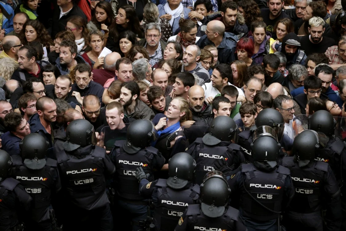 Confruntări între poliţişti si oamenii care protestează în faţa şcolii Ramon Llull din Barcelona. FOTO EPA-EFE