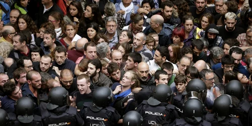 Confruntări între poliţişti si oamenii care protestează în faţa şcolii  Ramon Llull  din Barcelona. FOTO EPA-EFE