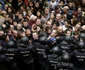 Confruntări între poliţişti si oamenii care protestează în faţa şcolii Ramon Llull din Barcelona. FOTO EPA-EFE