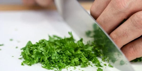Plante vindecătoare pe care trebuie să le incluzi în dieta ta. Consumă în fiecare zi pătrunjel