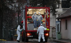 Ambulanțele aduc bolnavi pe bandă rulantă jpeg
