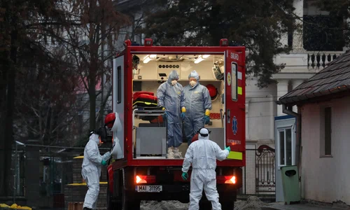 Ambulanțele aduc bolnavi pe bandă rulantă jpeg