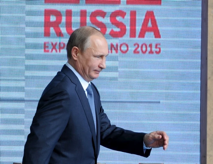 Putin merge cu mâna lipită de corpFoto: Getty