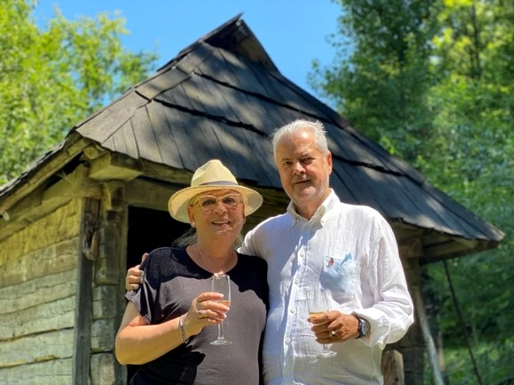 Adrian Năstase și soția lui, Dana, au avut tort la aniversarea celor 36 de ani de căsnicieFoto: adriannastase.ro