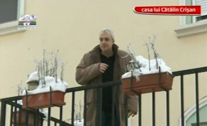 Măruţă a amenajat o plajă în faţa casei lui Cătălin Crişan (Foto: captură video ProTV)