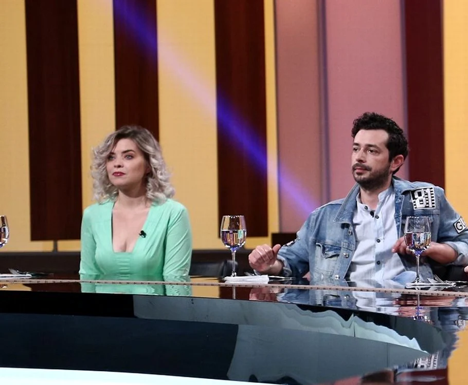 
    Bianca Lăpuşte şi Marius Moga, în juriul "Chefi la cuţite"Foto: Antena 1  