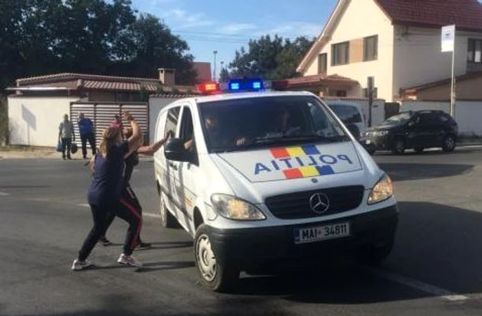 Mama și mătușa Luizei au lovit mașinile de Poliție