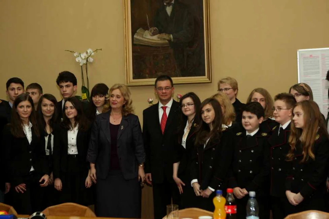 Premierul Ungureanu printre elevii de la Colegiul Negruzzi