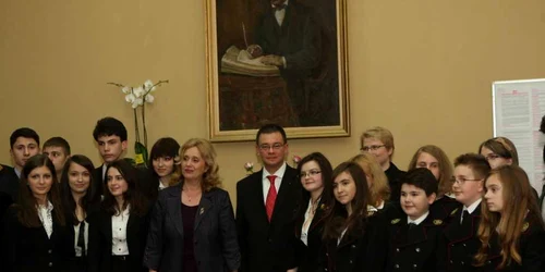 Premierul Ungureanu printre elevii de la Colegiul Negruzzi