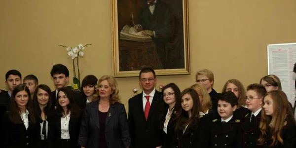 Premierul Ungureanu printre elevii de la Colegiul Negruzzi