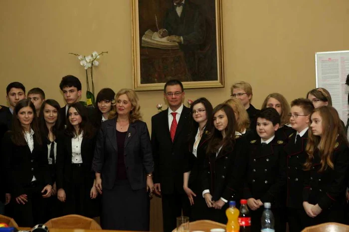 Premierul Ungureanu printre elevii de la Colegiul Negruzzi