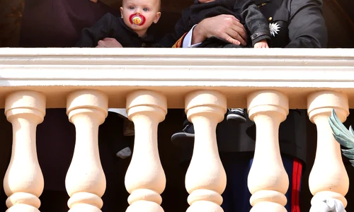 La princesse Charlène, le prince Albert II de Monaco et leurs enfants au balcon du palais lors de la Fête Nationale monégasque jpeg