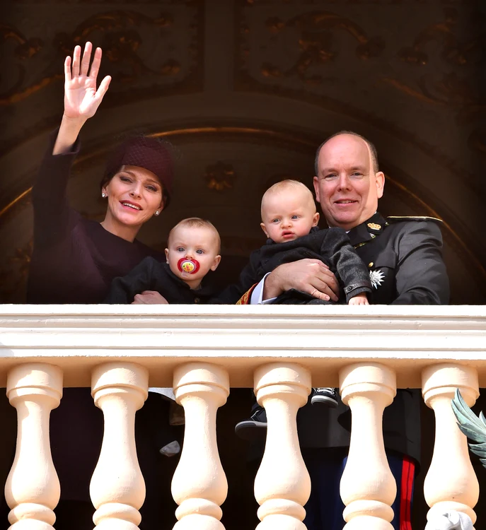 La princesse Charlène, le prince Albert II de Monaco et leurs enfants au balcon du palais lors de la Fête Nationale monégasque jpeg