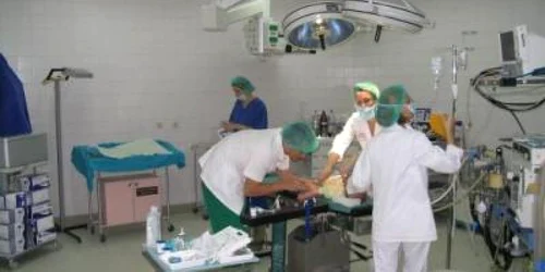 Medicii luptă să îi salveze viaţa tinerei (foto arhiva)