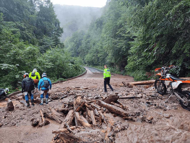 Trafic rutier blocat pe Transalpina. Șoseaua a fost acoperită de aluviuni
