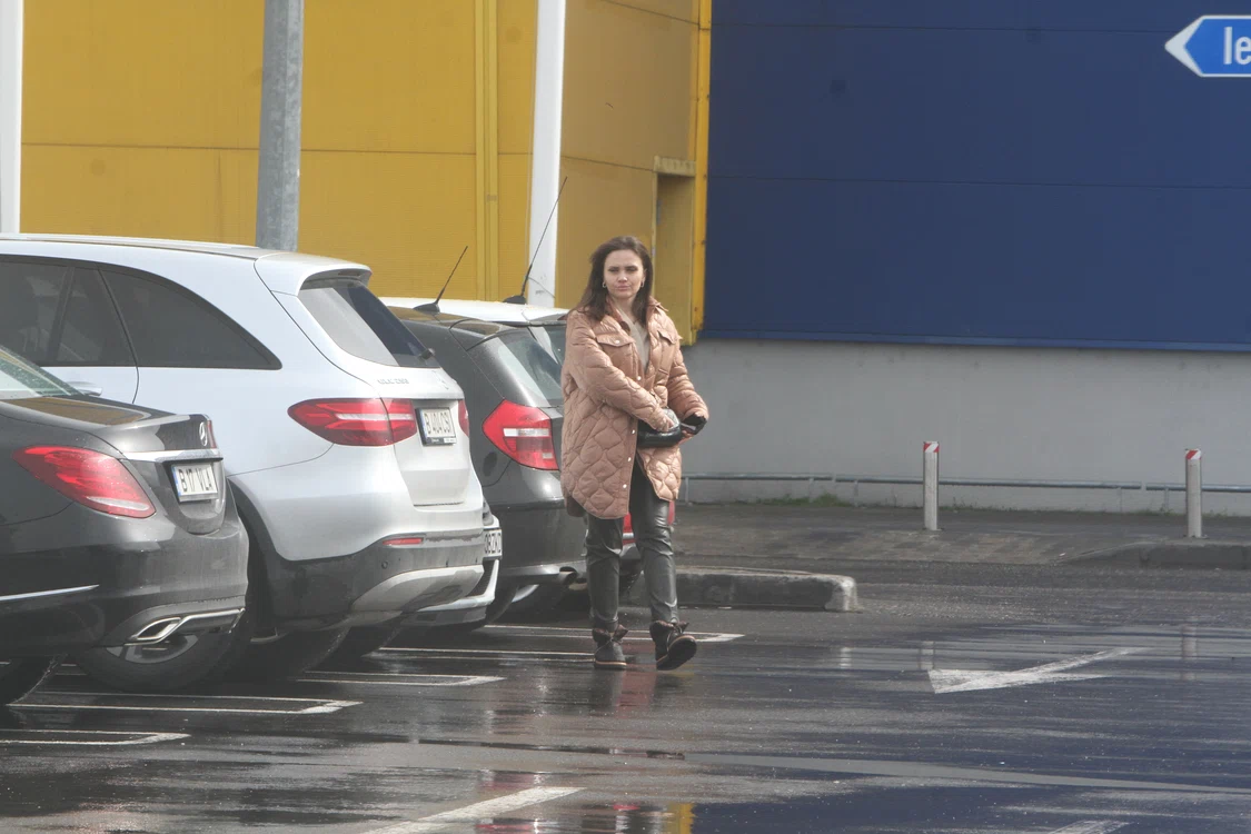 Cristina Șișcanu a plecat cu mâna goală din magazin Sursă foto: Blitz/Click!