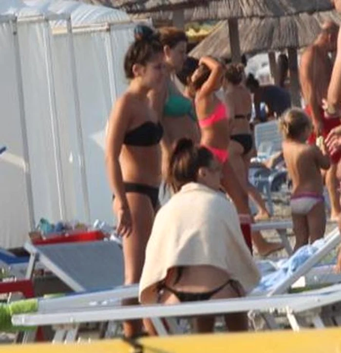 Nicole a stat pe plajă cu mama eiFoto: Mihai Ionescu