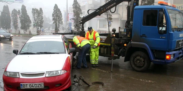 Firma Hi Speed Recovery ridică autoturismele lăsate la întâmplare