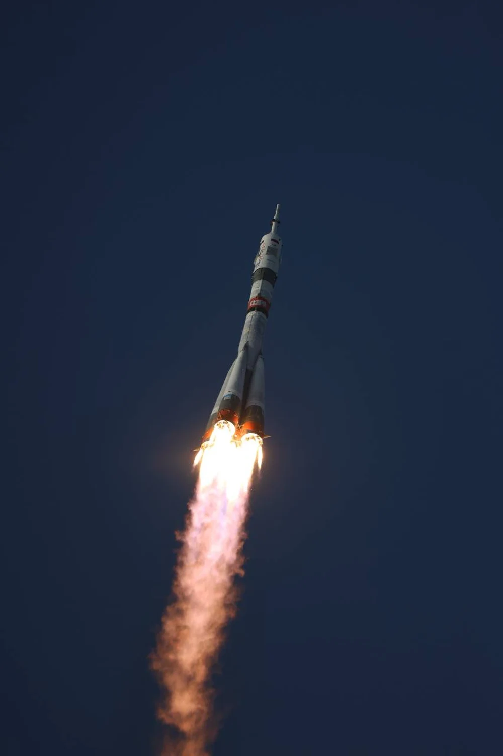 Echipaj format din doi ruși și un american, într-o navă spațială Soiuz care se îndreaptă către Stația Spațială Internațională