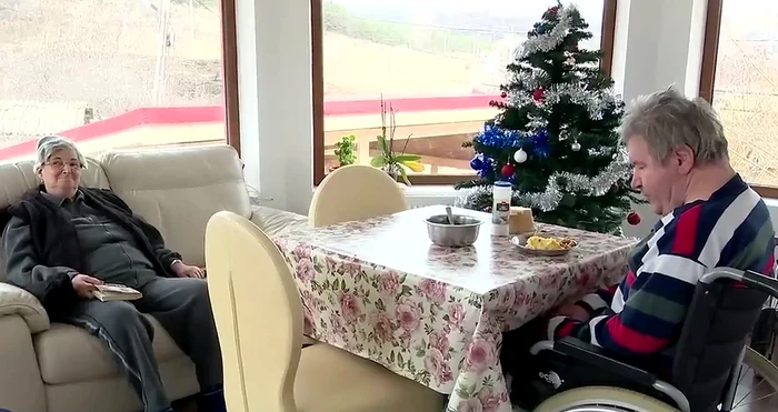 Bătrânii petrec timpul lângă pomii de iarnă SURSA Iulian Bunilă
