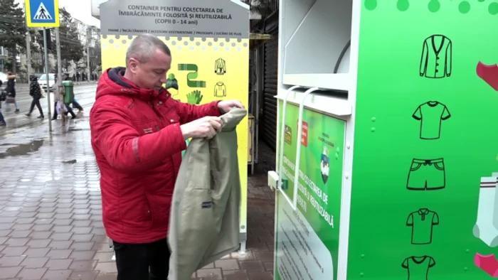 Suceveanul Mihai Sârghie a dus deja la container hainele de care nu mai avea nevoie. FOTO: Oana Şlemco