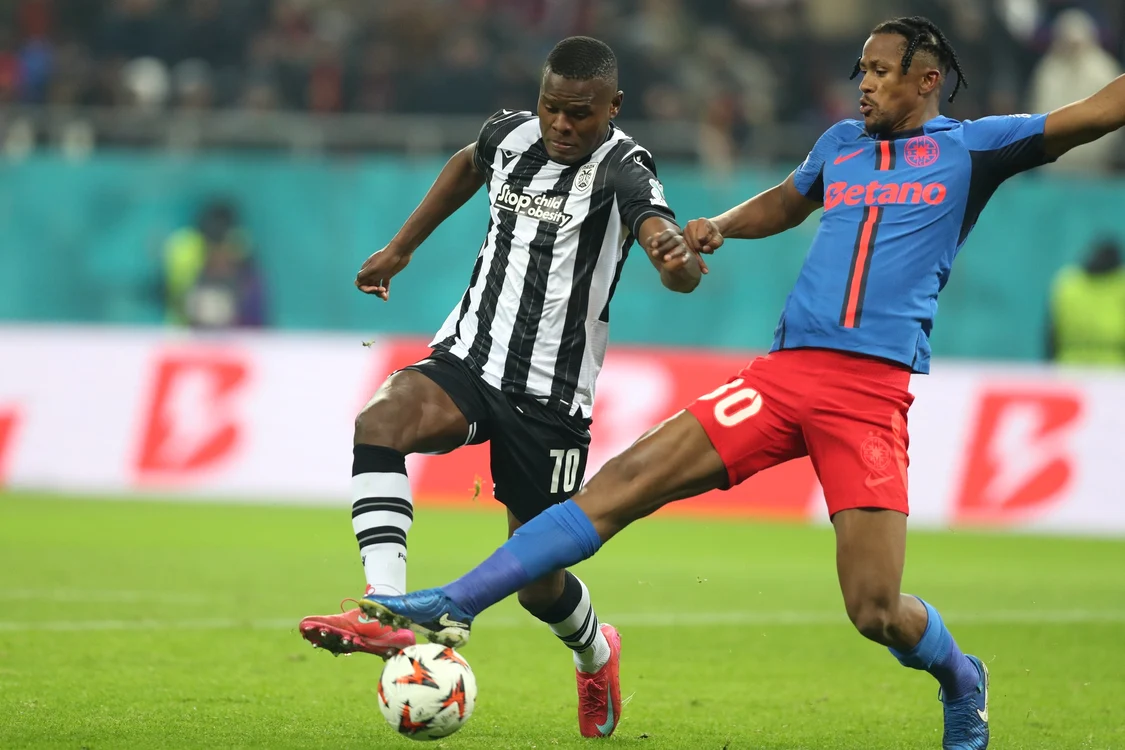 Samatta, marcatorul din tur al grecilor, anihilat de Ngezana FOTO Facebook PAOK