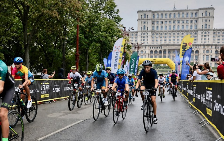 Doi cicliști de la L’Étape Bucharest by Tour de France, loviți de un autoturism. Șoferul de 72 de ani ar fi forțat accesul pe traseu