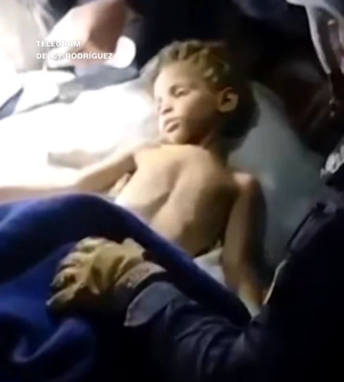 Un băiețel de trei ani, scos în viață de sub dărâmături. FOTO: Captură Video / Telegram 