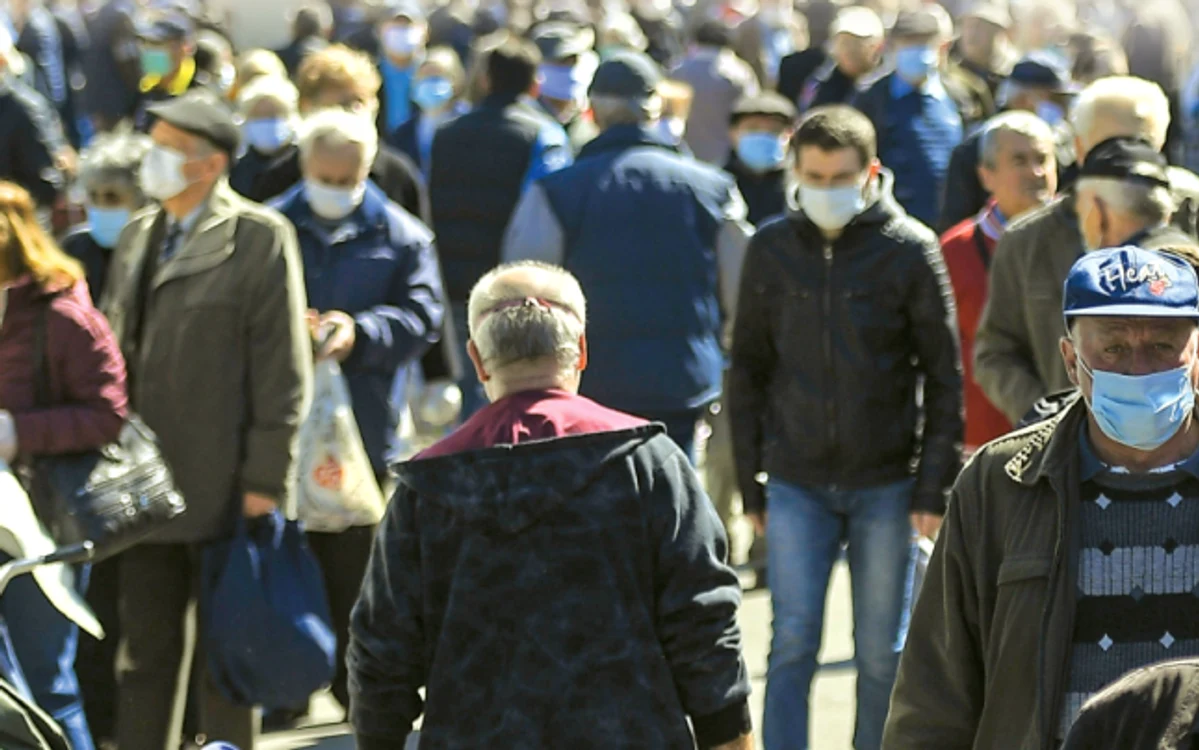 Oameni pe strada cu masca - pandemie 