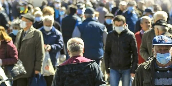 Oameni pe strada cu masca - pandemie