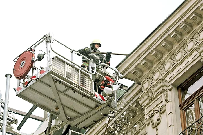 Pompierii bucureşteni intervin  la cererea locatarilor