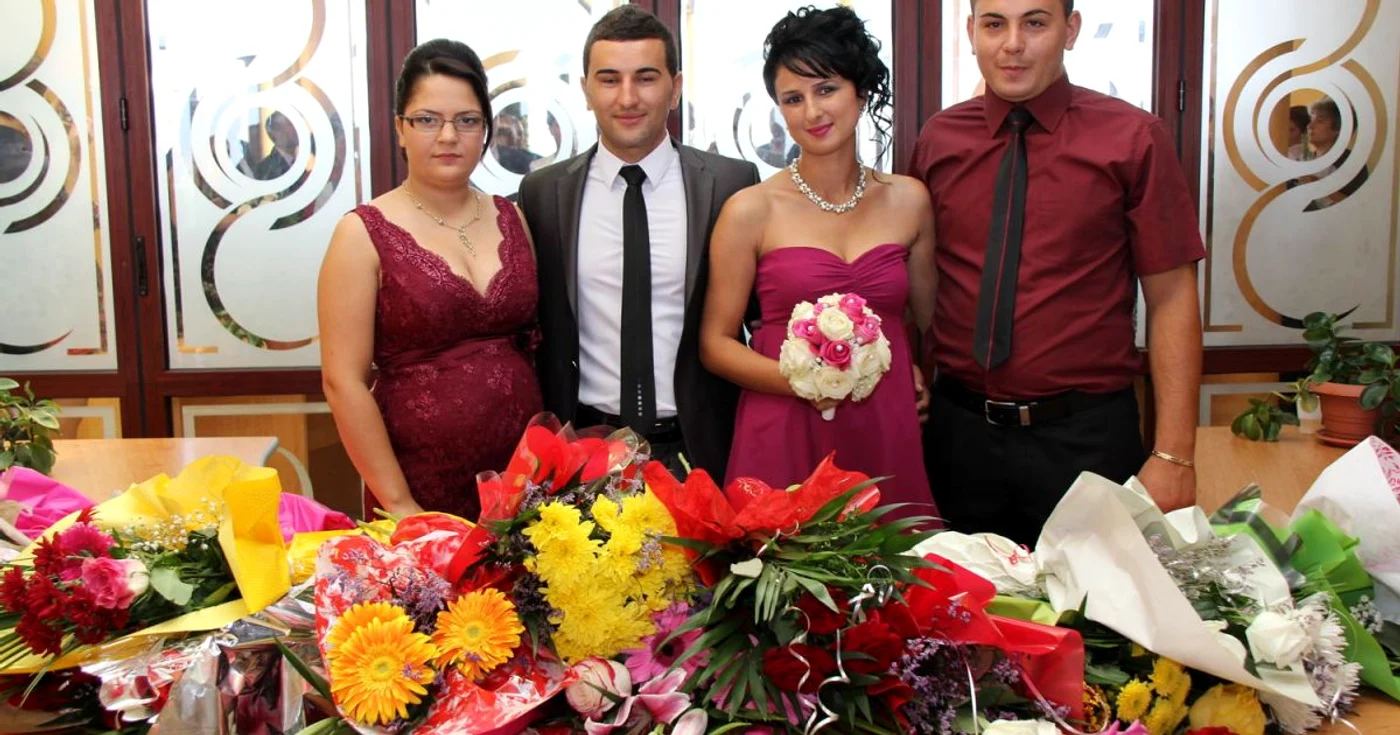 Daniela şi Viorel, alături de naşi... (Foto - arhiva personala)