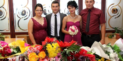 Daniela şi Viorel, alături de naşi... (Foto - arhiva personala)